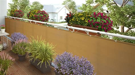 ilustrácia zobrazujúca balkón s rastlinami marihuany