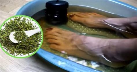 Namočenie nôh v teplej vode pred strihaním nechtov