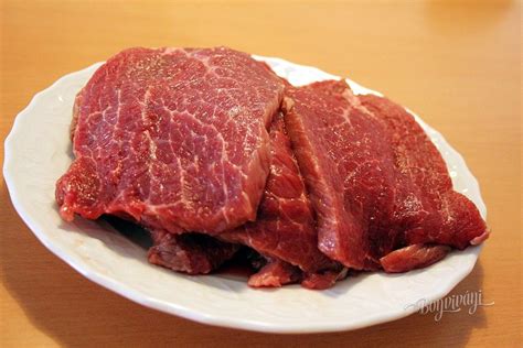 Detailný záber na surové hovädzie zadné mäso pripravené na krájanie a marinovanie