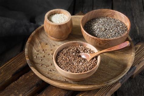 Rôzne druhy sezamových semienok (biela, čierna, hnedá)