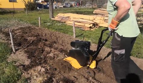 Infografika porovnávajúca výkon, šírku záberu a hmotnosť benzínových kultivátorov Hecht 7100 a Riwall PRO RPT 8556 R.