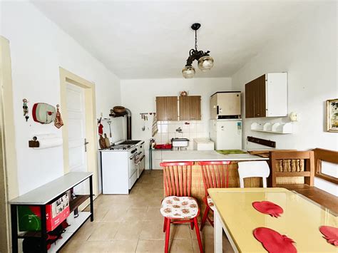 fotografia útulného vidieckeho domu s veľkou záhradou v Maďarsku