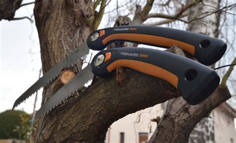 Náčinie na strihanie stromov: ostré nožnice, pílka, dezinfekčný prostriedok