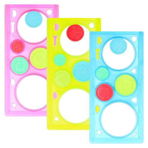 Záhon plný rozkvitnutých kosatcov rôznych farieb a tvarov