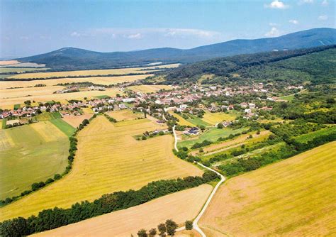 Letecký záber na poľnohospodársku pôdu a hospodársky dvor rodinnej farmy v Medzanoch.