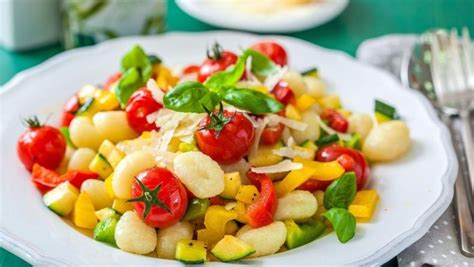 Servírované fusilli s čerstvou zeleninou a pestom