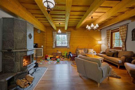 Interiér Chalet Martinky - obývacia izba s biliardom a kuchyňou, kúpeľňa s infrasaunou v sprche