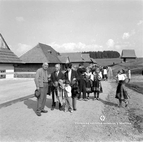 Historická fotografia slovenskej dediny s drevenými domami