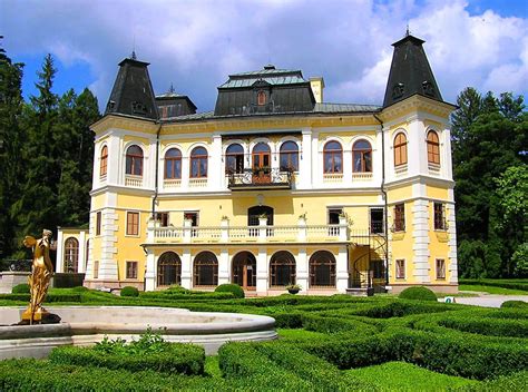 Neoklasicistický kaštieľ v Jabloni s historickým parkom