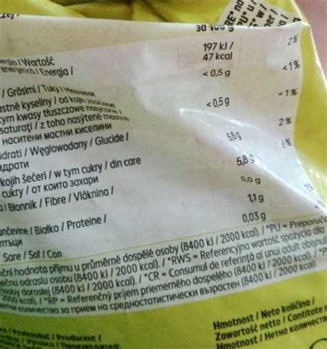 Ilustrácia znázorňujúca rozmanitosť bobuľového ovocia a ich vitamínovú skladbu.