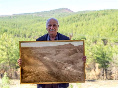 Fotografia: Hikmet Kaya s fotografiou púšte pred a po výsadbe lesa