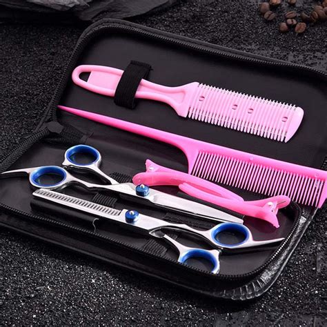 sada kaderníckych nástrojov - nožnice, hrebeň, strojček