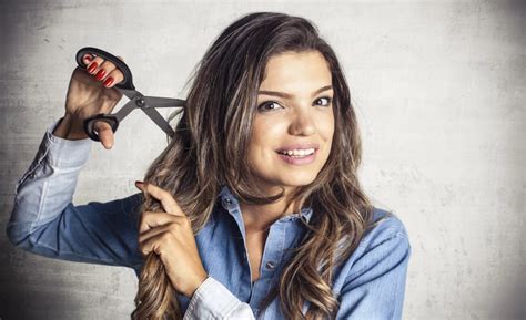 ilustrácia rôznych techník strihania vlasov doma