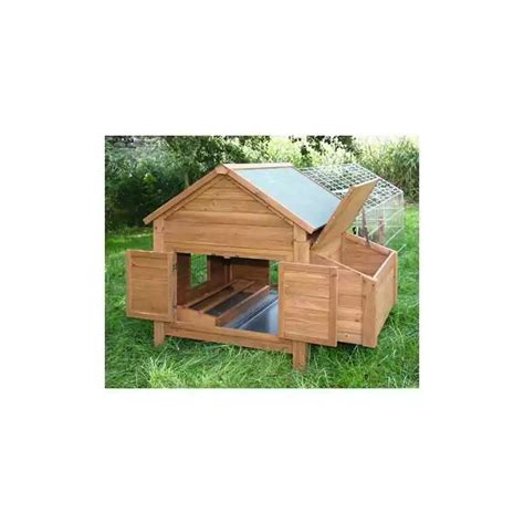 Interiér kurína s bidlami a znáškovými hniezdami