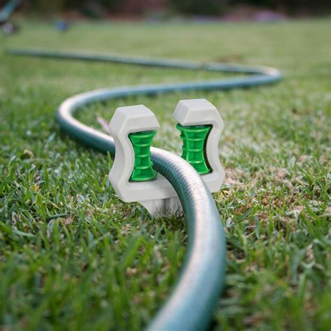 Detailná schéma uchytenia fólie k oblúkom pomocou rozrezanej záhradnej hadice