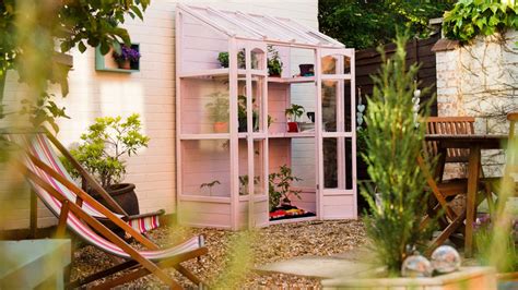 ilustrácia rôznych odrôd astilby, vhodné na pestovanie v kvetináčoch, s označenými výškami