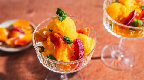 Rôzne jedlá a nápoje pripravené z mrazeného hrozna (nanuky, sorbet, pohár s hroznom)