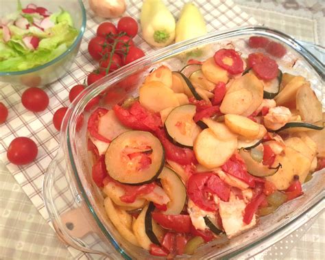 Zátišie s čerstvou letnou zeleninou (cuketa, paradajky, paprika, baklažán) pripravenou na varenie