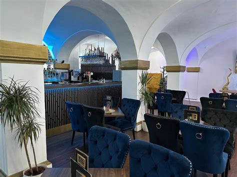 Fotografia interiéru reštaurácie Lux Flavour s dôrazom na sedenie a bar.