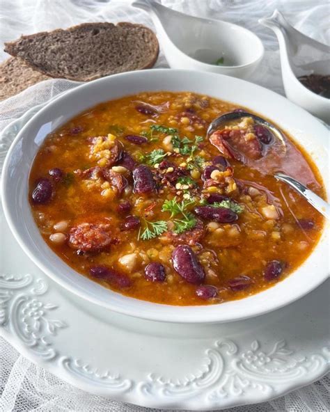 Detailné fotografie jedál z reštaurácie Lux Flavour, napr. bôčik alebo fazuľová polievka.