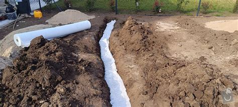 Schematické znázornenie správnej vrstvy drenáže na dne kvetináča.