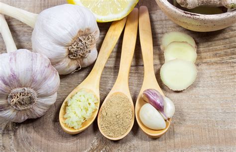 Obrázok rôznych druhov cesnaku a ich využitia v kuchyni.