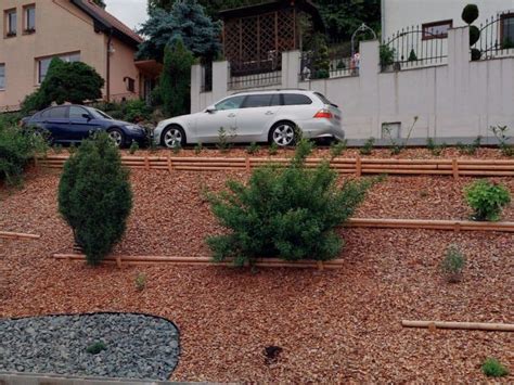 Tematické foto existujúcej vzrastlej zelene na strmom svahu, ktorá slúži ako prirodzená stabilizácia