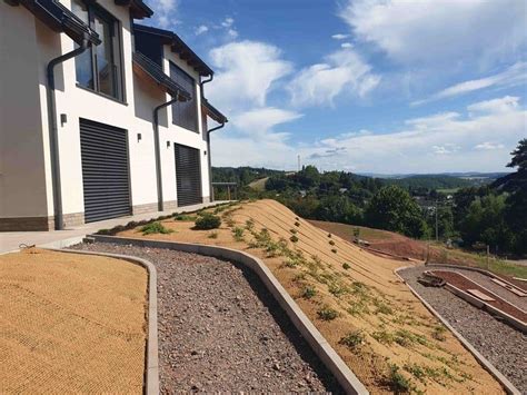 Foto: Svah po výsadbe pokrytý kokosovou rohožou