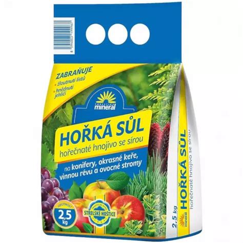 koláž rôznych rastlín, ktorým horká soľ prospieva: ruža, paradajka, ihličnan, trávnik