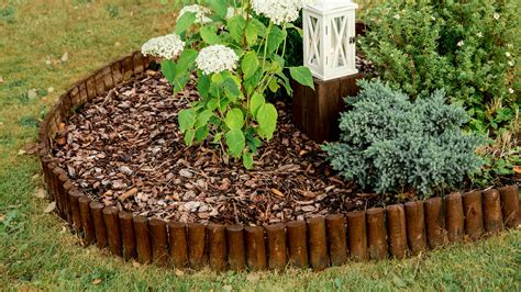ilustračná fotografia záhona mulčovaného borovicovou kôrou
