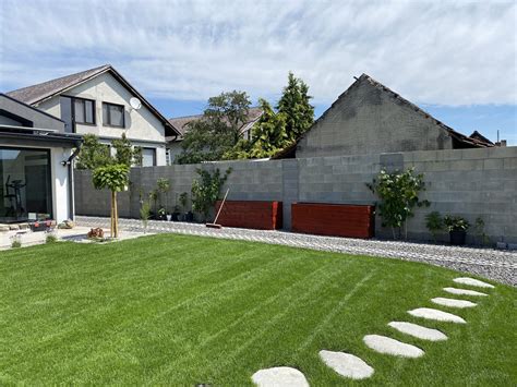 Koláž rôznych okrasných drevín dostupných v záhradníctve.