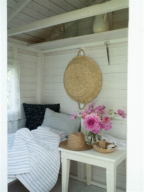 Interiér kuchynského kútika s retro vybavením v Záhradnom domčeku