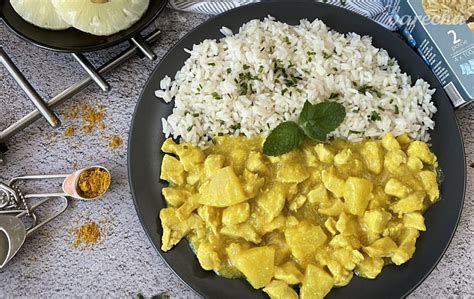 Misku s pripraveným kari z fazule mungo a ryžou.