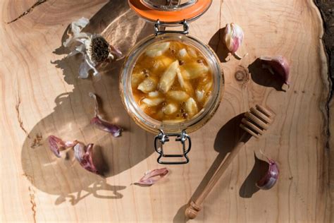 Infografika znázorňujúca využitie domácej lekárničky (med, cibuľa, cesnak, soľ, chren)