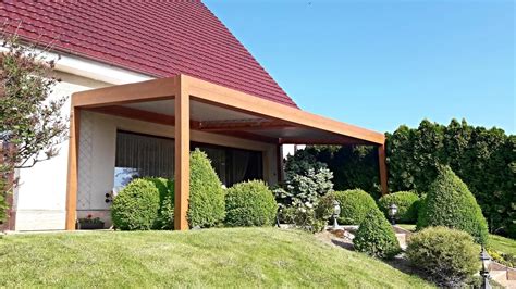 fotografia krásne upravenej pergoly obrastenej popínavou rastlinou