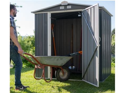 Koláž: Drevený záhradný domček vs. Plechový záhradný domček