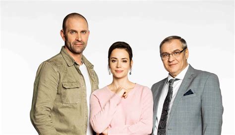 záhradník delí trvalku ostrým nožom