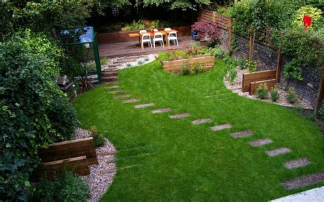 ilustračná fotografia záhrady s dokonale upraveným trávnikom