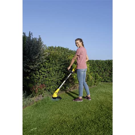 Akumulátorová strunová kosačka v akcii