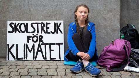 Greta Thunberg držiaca transparent 