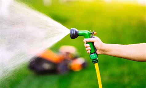 Tematická fotografia rôznych náhradných dielov pre postrekovače (trysky, hadice, tesnenia)