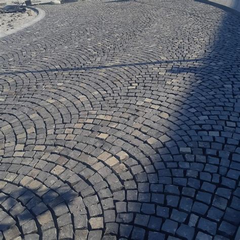 detailný pohľad na rôzne druhy farebného dekoračného štrku
