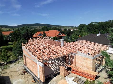 Foto: Konštrukcia murovaných stien a drevenej strešnej konštrukcie