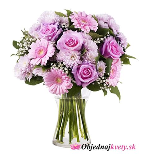 Detail ružových kvetov broskyne na konári