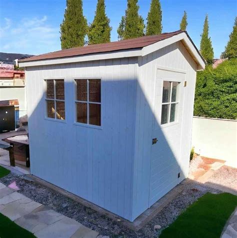 ilustračné foto: rôzne typy záhradných mini domčekov v rôznych záhradách