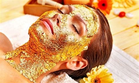 ilustračné foto: žena s pletovou maskou alebo aplikujúca olej z ríbezlí na pleť