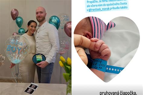 Fotografia bábätka s jemnými vláskami, pripraveného na prvé ostrihanie.