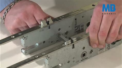 Detail ventilačnej mriežky a uzamykateľnej západky na dverách