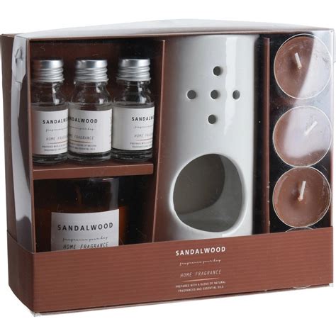 koláž s jedlom, kozmetikou a vonnými sviečkami s vanilkou