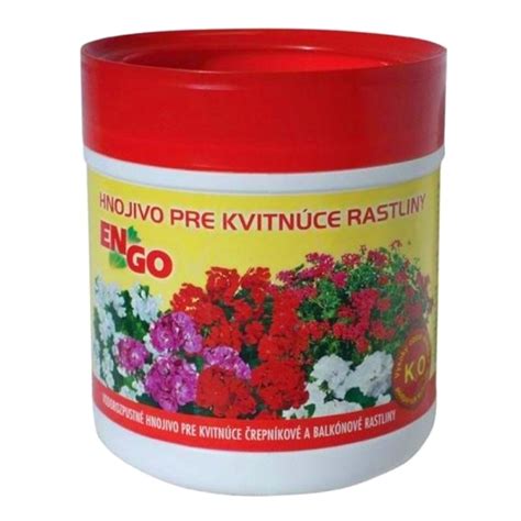 Štítok s hnojivom určeným pre kvitnúce rastliny.